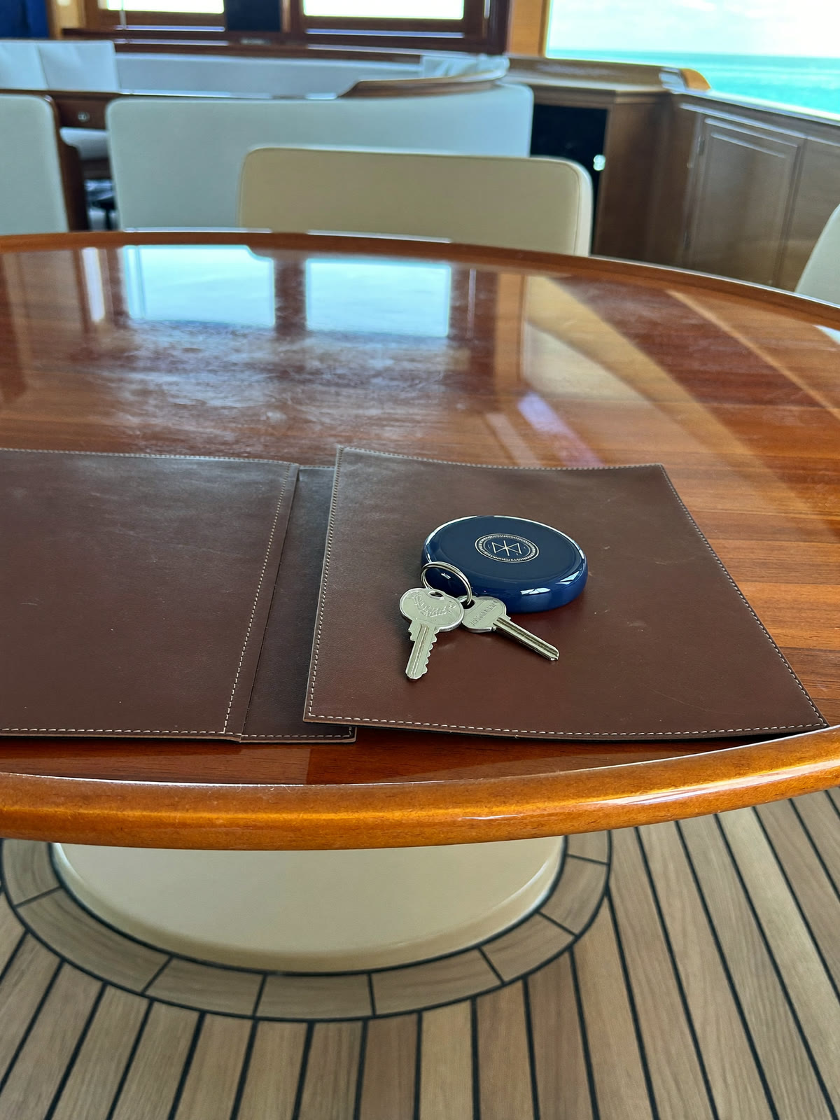 Chiavi di uno yacht con galleggiante blu su una cartella di documenti
