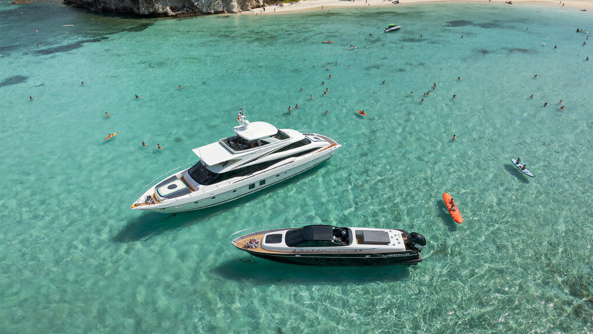 Catamarano e yacht all’ancora in una caletta turchese, visti dall’alto